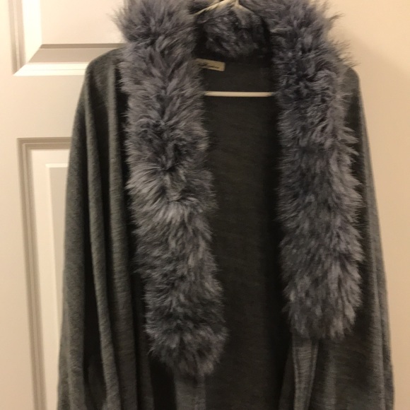 Vintage La Florentino Gray Cape with removable Faux Fox fur collar - Picture 5 of 6